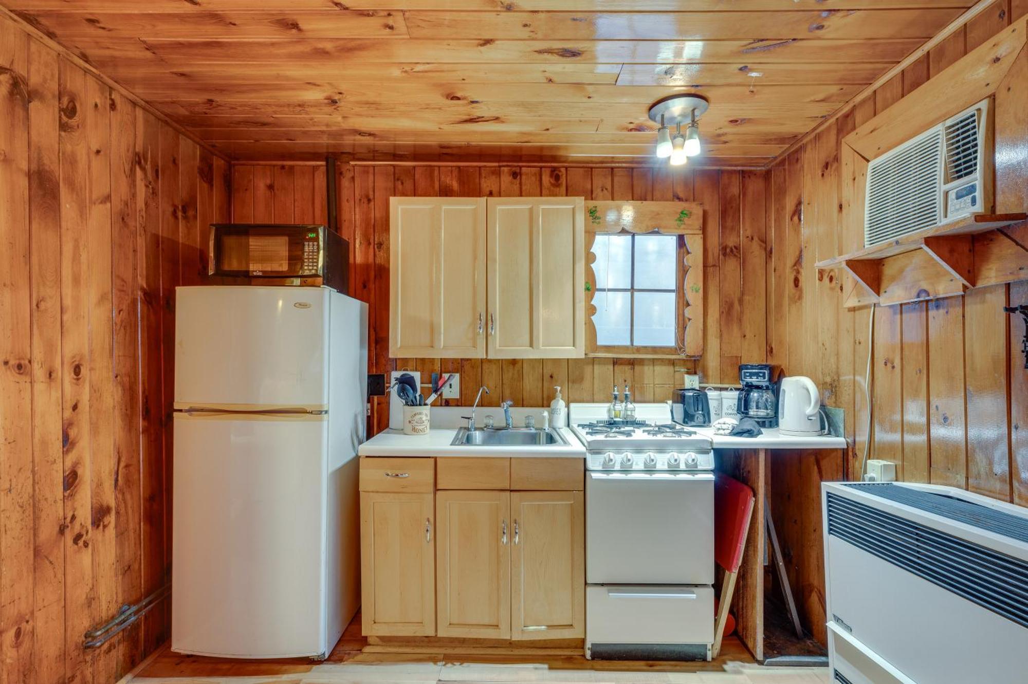 Apartamento Cozy Laconia Studio With Pool Access - 2 Mi To Lake! Exterior foto