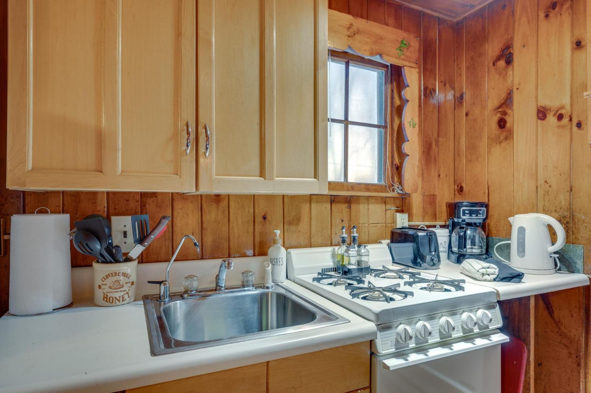 Apartamento Cozy Laconia Studio With Pool Access - 2 Mi To Lake! Exterior foto